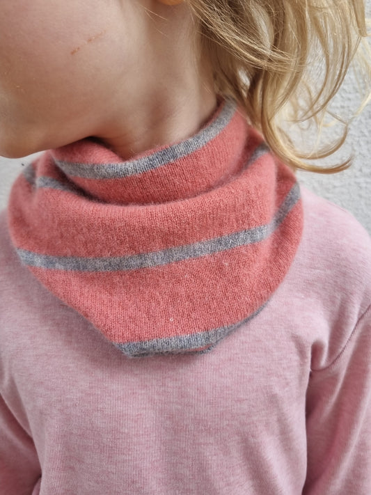 Dreieckstuch Schal mitwachsend und wendbar für Kinder aus Upcycling Kaschmir in Rosa-Grau gestreift und Grau