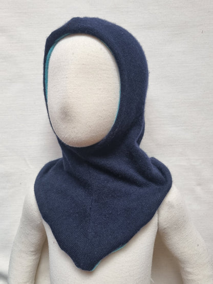 Wende-Schlupfmütze für Kleinkinder KU 49-51 aus Upcycling Seide & Kaschmir in Türkis und Dunkelblau