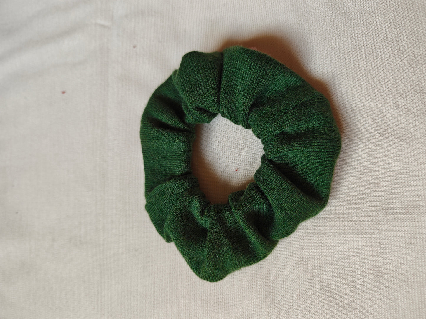 Scrunchie Haargummi aus Upcycling Kaschmir für Kinder und Erwachsene in Waldgrün
