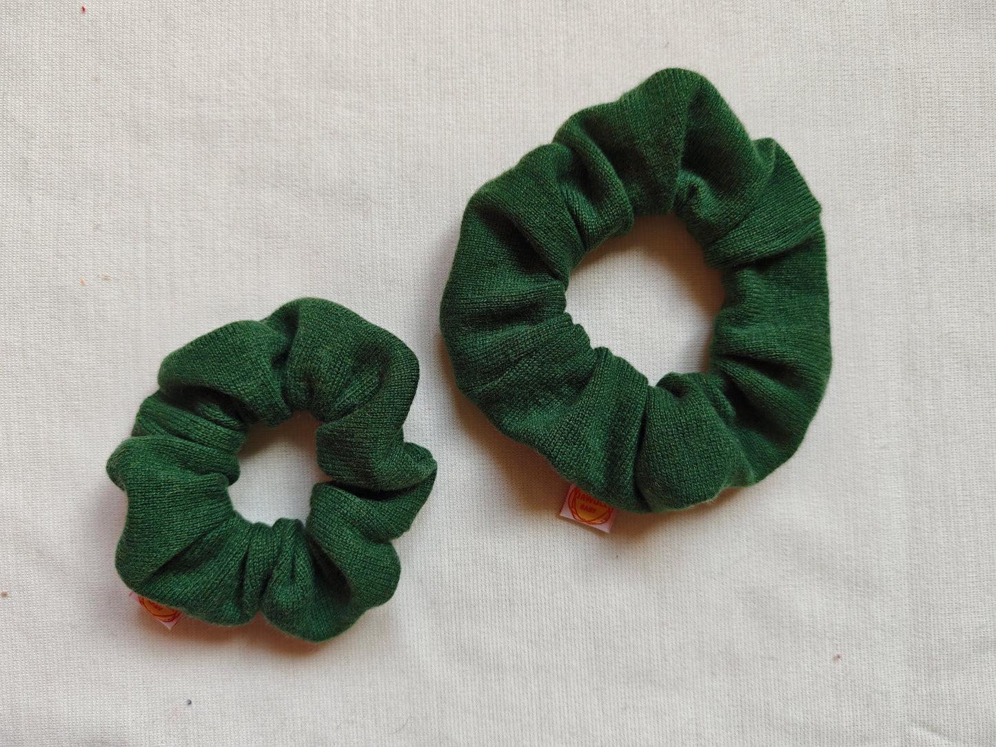 Scrunchie Haargummi aus Upcycling Kaschmir für Kinder und Erwachsene in Waldgrün