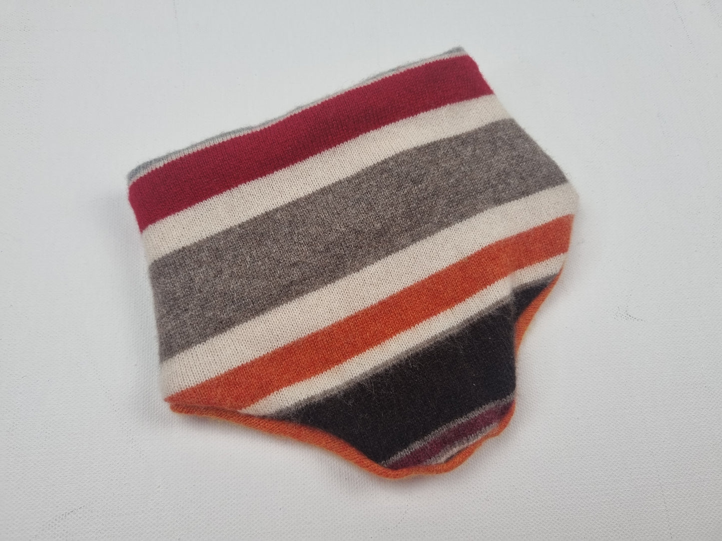 Dreieckstuch Schal mit Mini-Makel mitwachsend und wendbar für Kinder aus Upcycling Kaschmir, Wolle und Seide in Gestreift und Braun