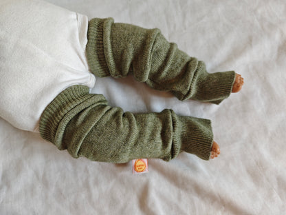 Stulpen für Babys 0-6 M aus Upcycling-Kaschmir & Seide in Olivgrün