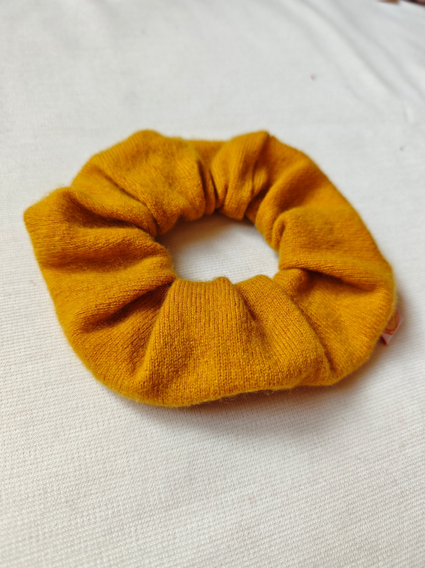 Scrunchie Haargummi aus Upcycling Kaschmir für Kinder und Erwachsene in Senfgelb