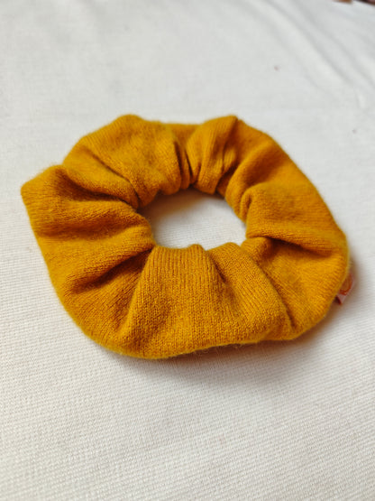 Scrunchie Haargummi aus Upcycling Kaschmir für Kinder und Erwachsene in Senfgelb