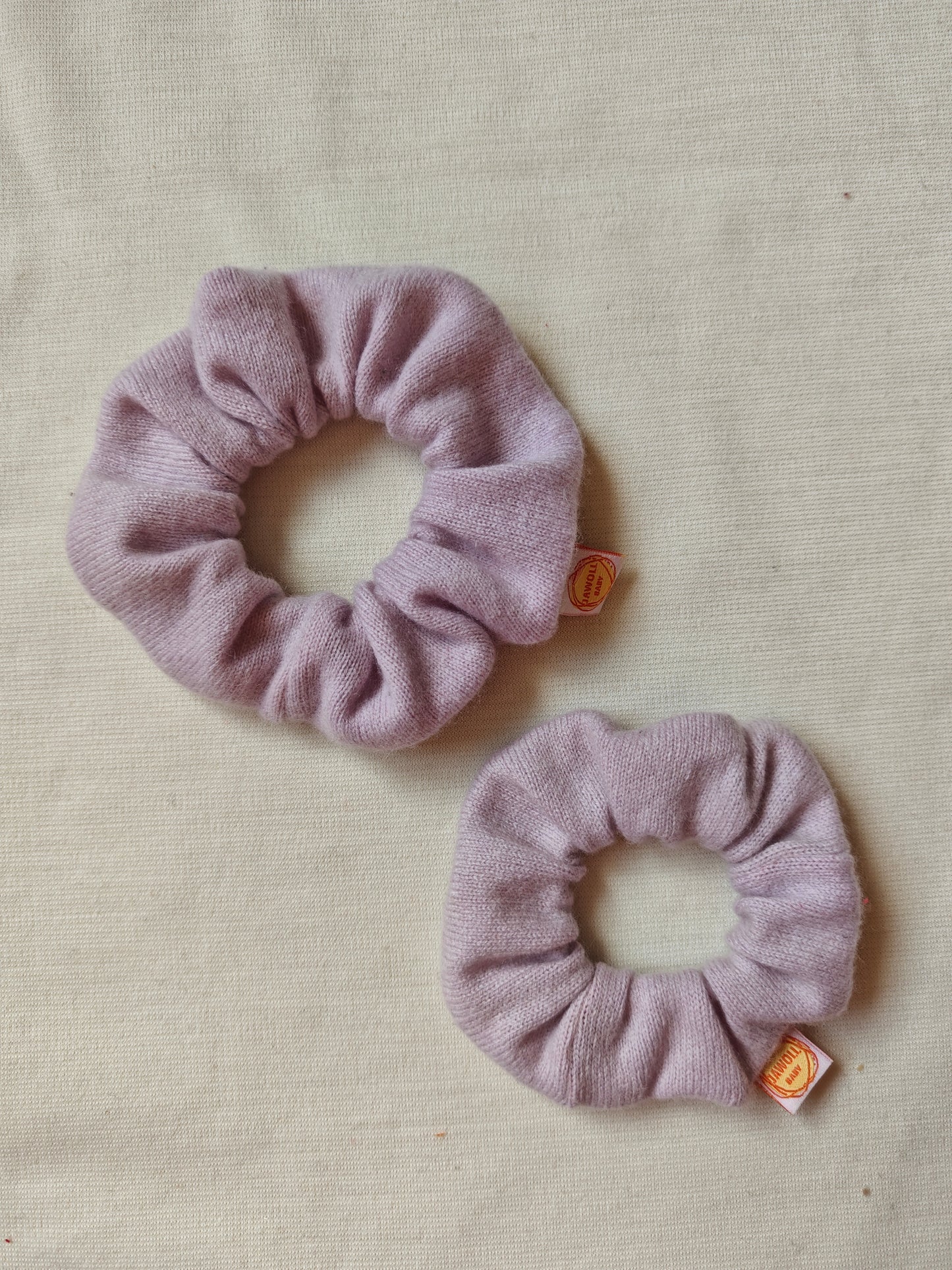 Scrunchie Haargummi aus Upcycling Kaschmir für Kinder und Erwachsene in Pastell-Lila