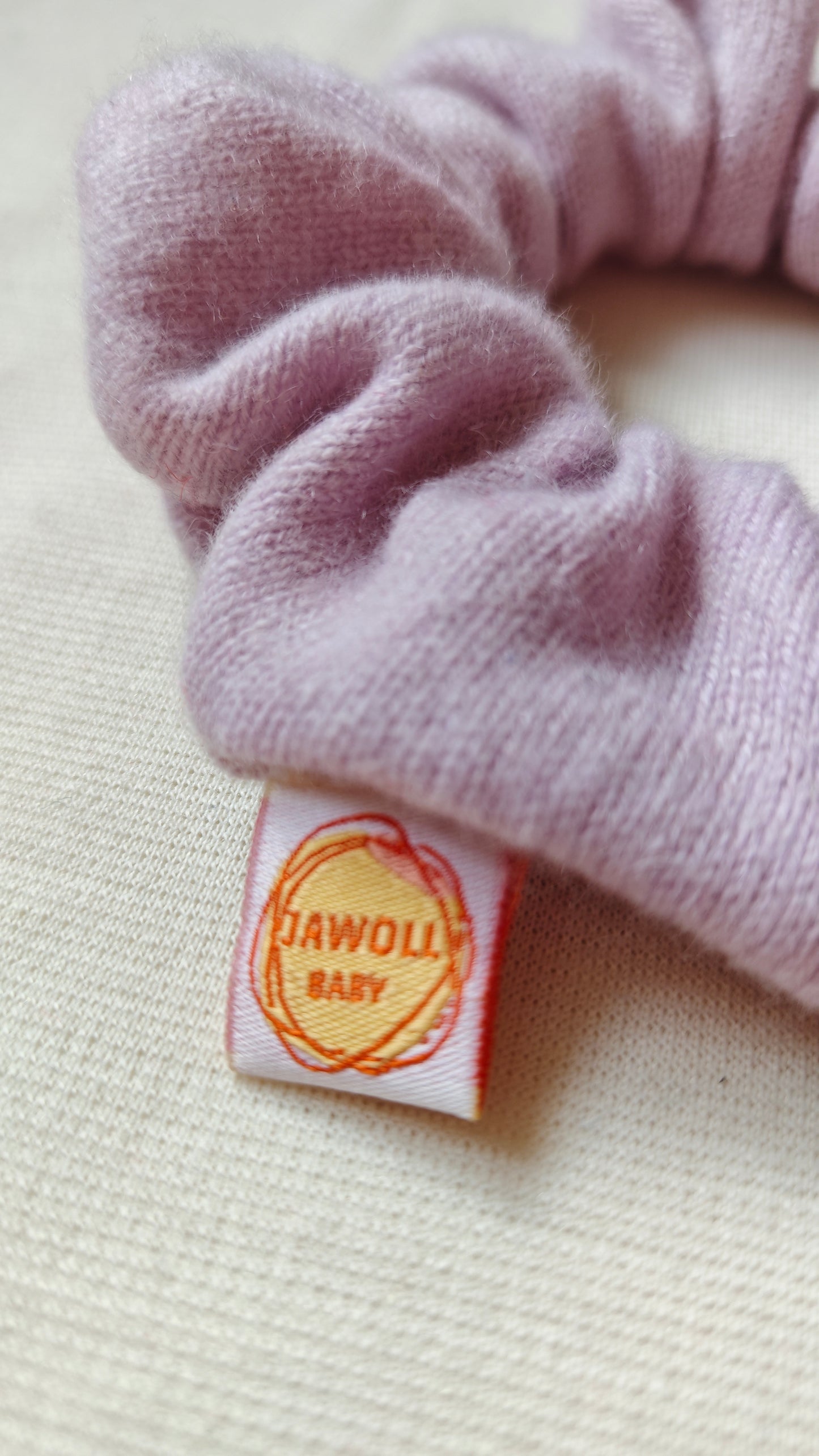 Scrunchie Haargummi aus Upcycling Kaschmir für Kinder und Erwachsene in Pastell-Lila