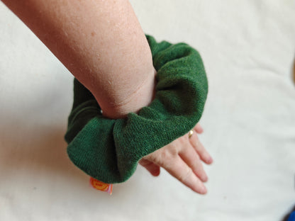 Scrunchie Haargummi aus Upcycling Kaschmir für Kinder und Erwachsene in Waldgrün