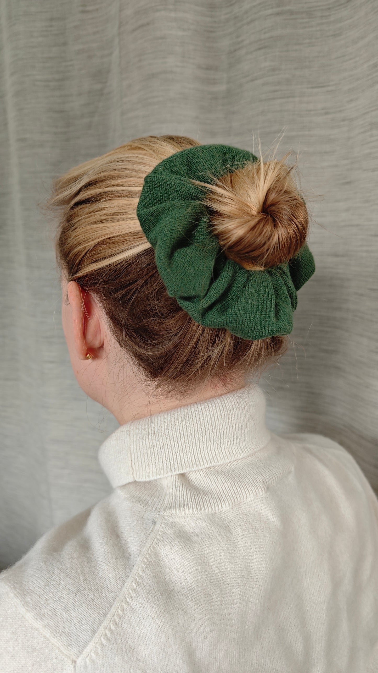 Scrunchie Haargummi aus Upcycling Kaschmir für Kinder und Erwachsene in Waldgrün