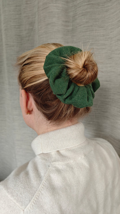 Scrunchie Haargummi aus Upcycling Kaschmir für Kinder und Erwachsene in Waldgrün