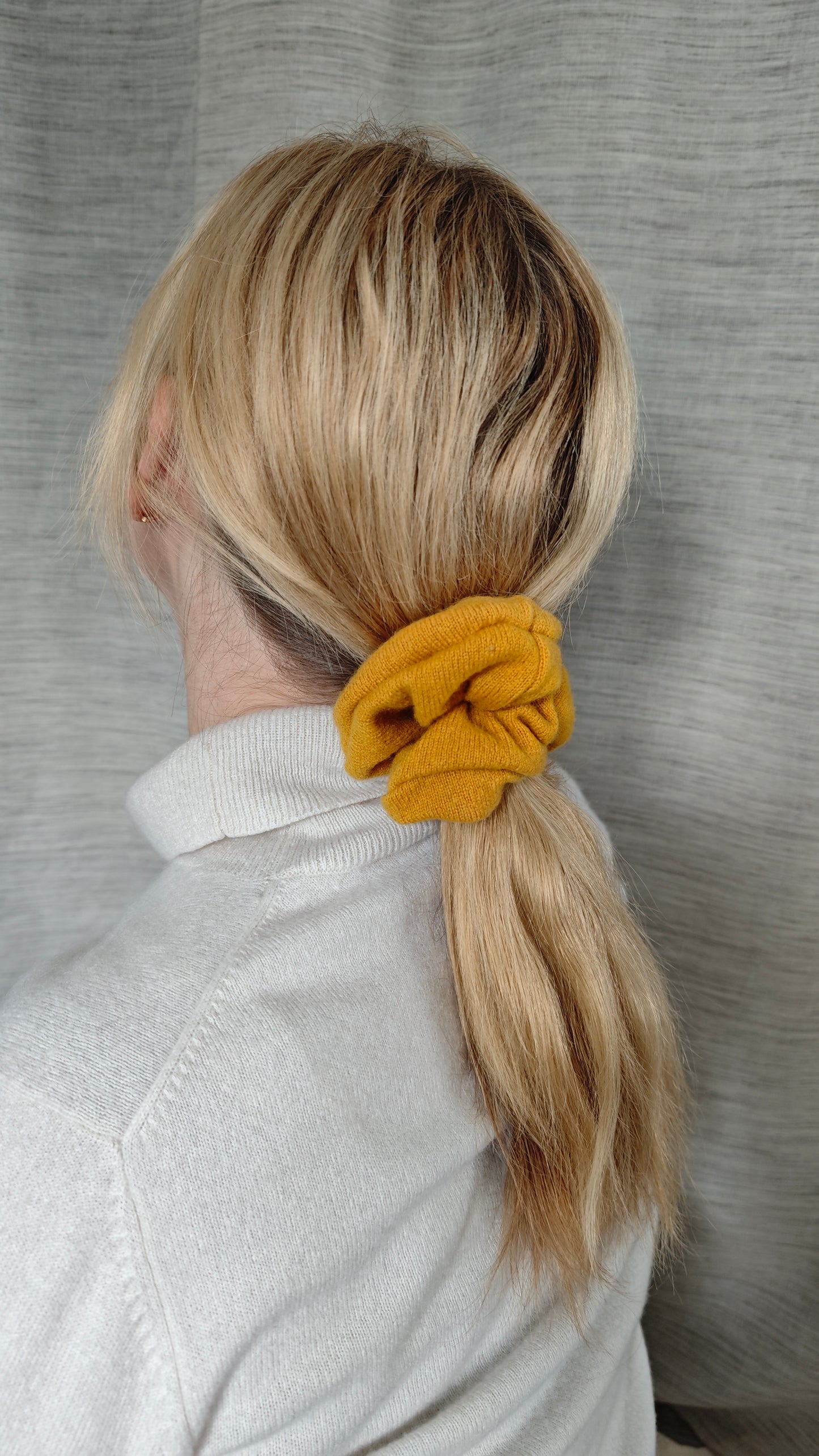 Scrunchie Haargummi aus Upcycling Kaschmir für Kinder und Erwachsene in Senfgelb