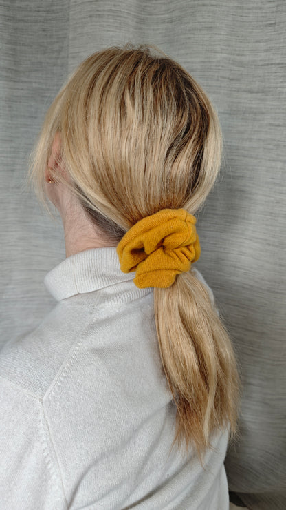 Scrunchie Haargummi aus Upcycling Kaschmir für Kinder und Erwachsene in Senfgelb