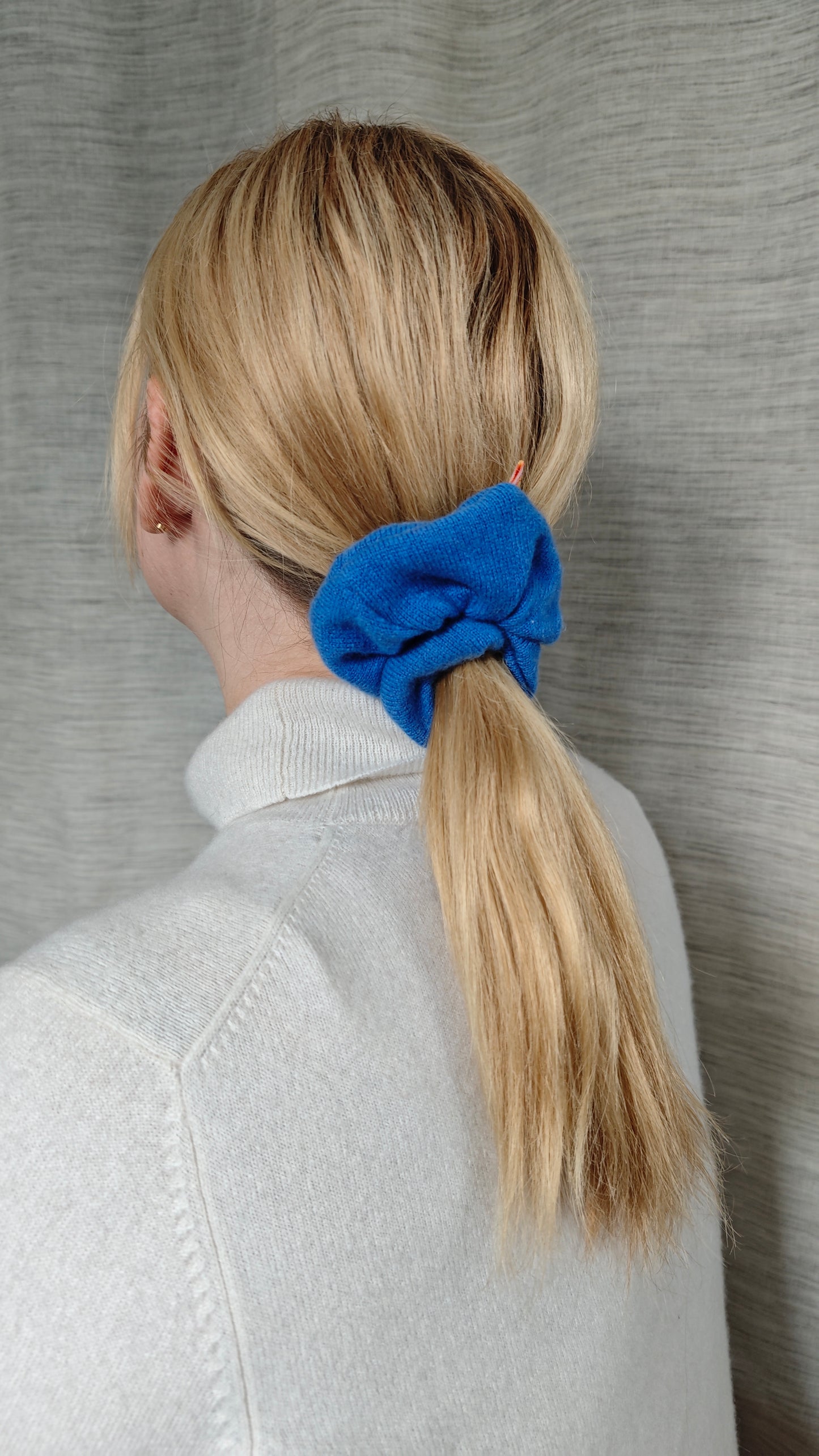Scrunchie Haargummi aus Upcycling Kaschmir für Kinder und Erwachsene in Blau