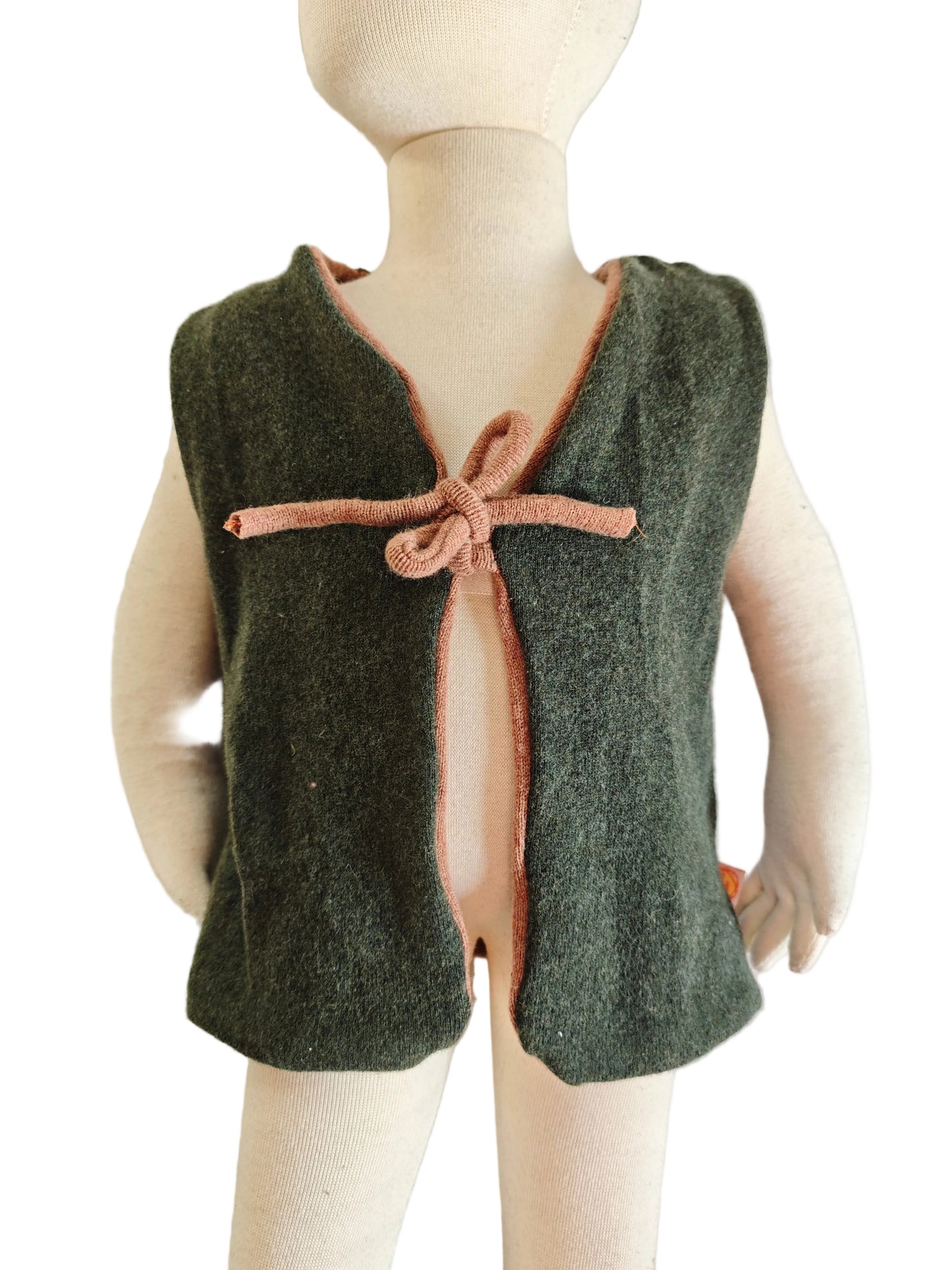 Wende-Weste für Kleinkinder aus Upcycling Wolle – mitwachsend von Größe 80 bis 116 in Dunkelgrün und Braun