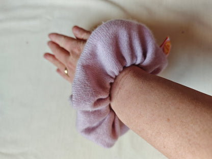 Scrunchie Haargummi aus Upcycling Kaschmir für Kinder und Erwachsene in Pastell-Lila