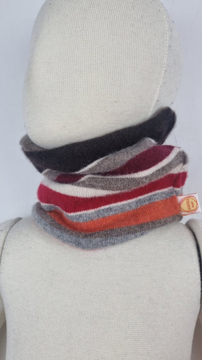 Loop for toddlers made of upcycled cashmere compacted in dark green