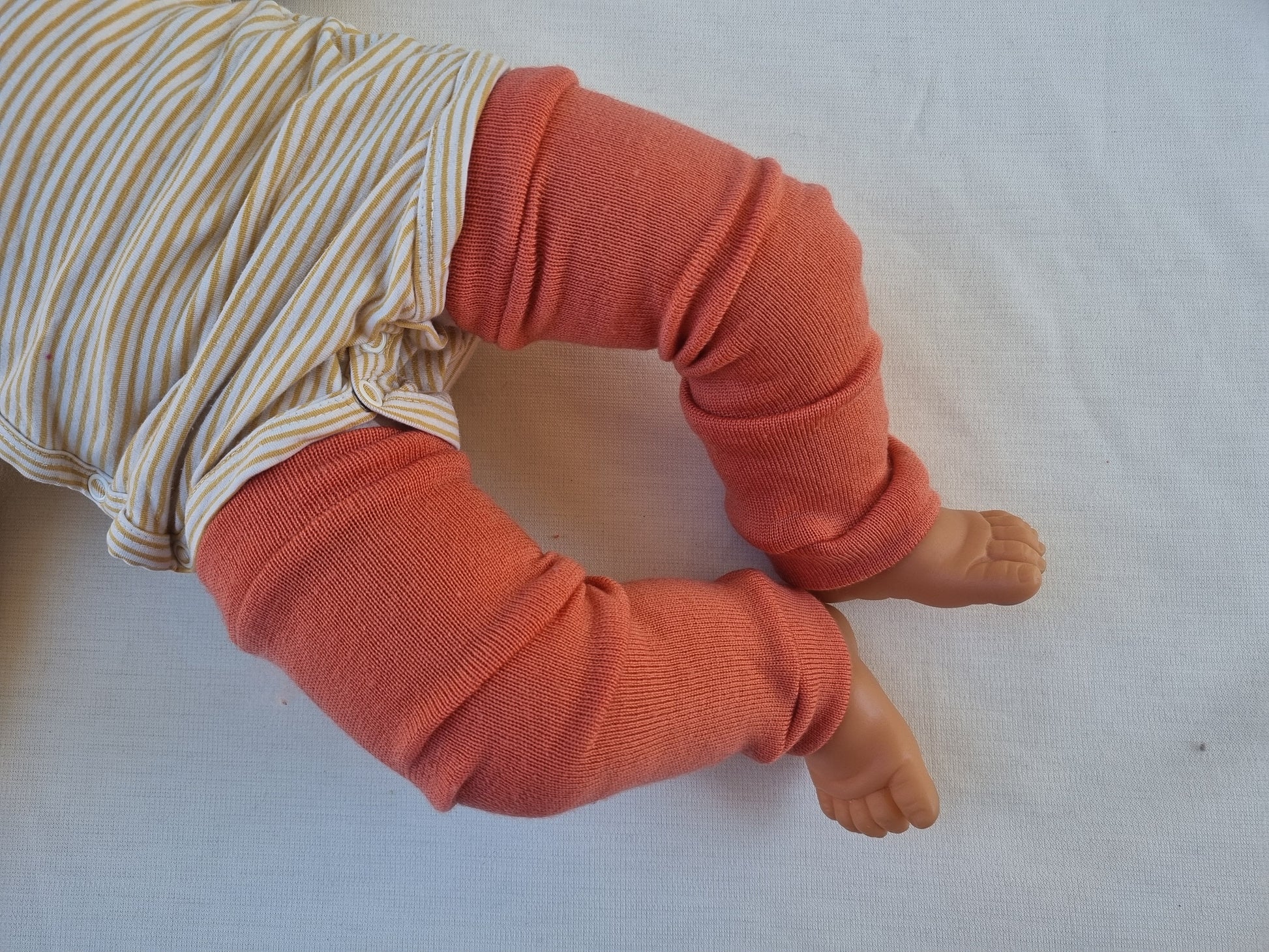 sonnensegel stricken Tragestulpen Beinstulpen für Babys 6-12 M aus Upcycling aus Wolle natü – Jawoll Baby