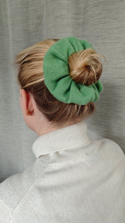 Scrunchie Haargummi aus Upcycling Kaschmir für Erwachsene in Grasgrün