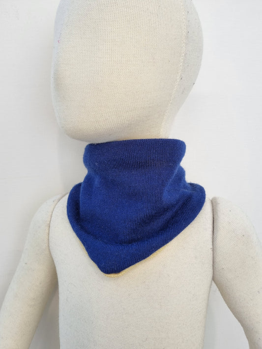 Triangular scarf for children, reversible and grows with the child, made from upcycled wool in blue and pastel yellow