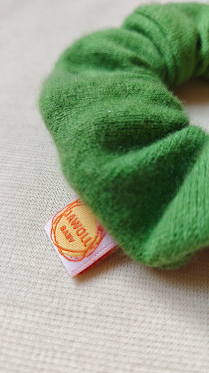 Scrunchie Haargummi aus Upcycling Kaschmir für Erwachsene in Grasgrün
