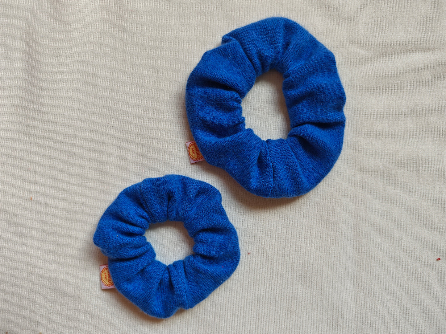 Scrunchie Haargummi aus Upcycling Kaschmir für Kinder und Erwachsene in Blau