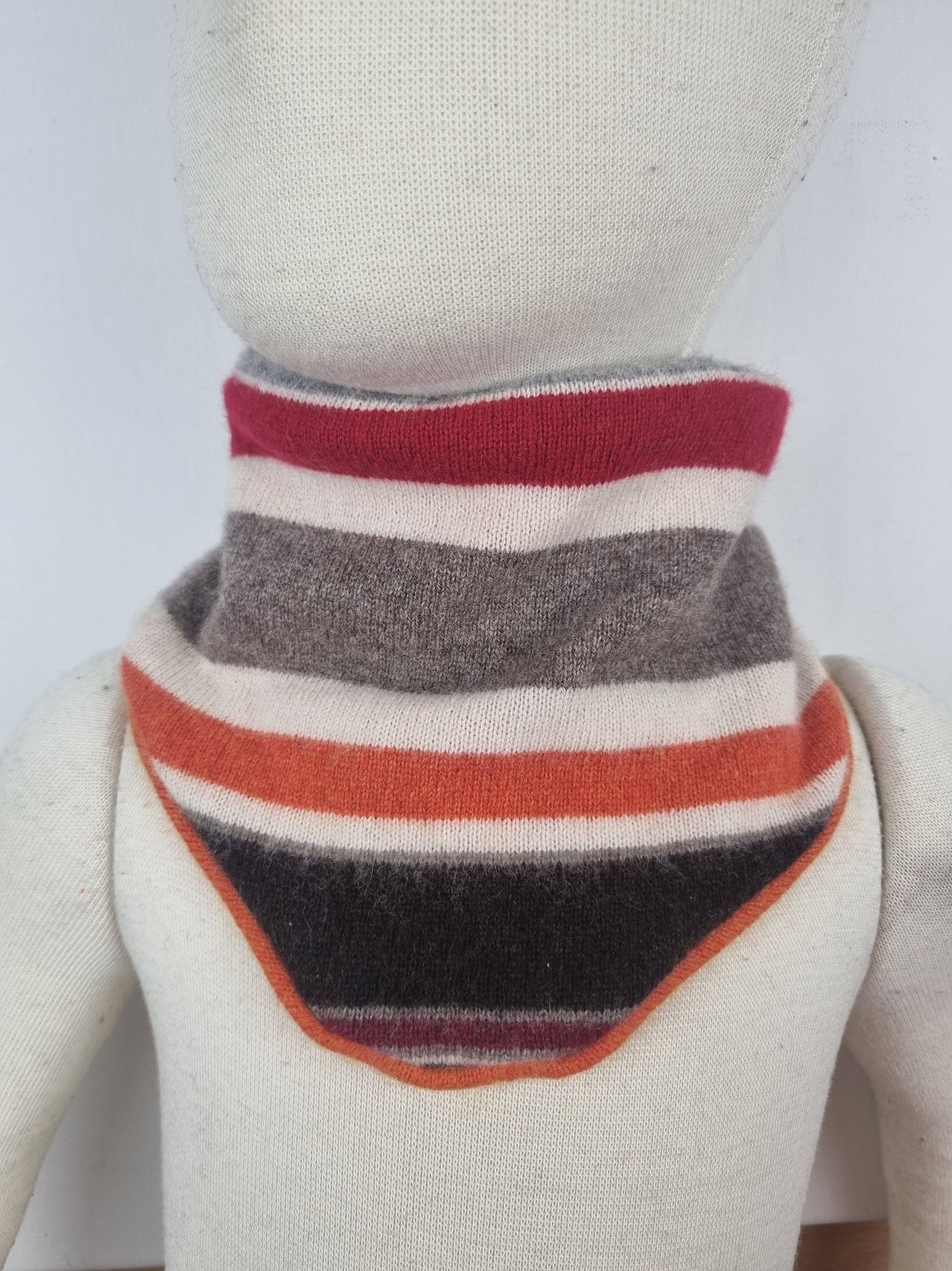 Dreieckstuch Schal mit Mini-Makel mitwachsend und wendbar für Kinder aus Upcycling Kaschmir, Wolle und Seide in Gestreift und Braun