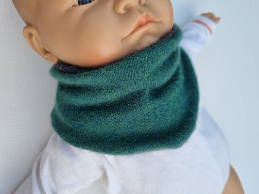 Dreieckstuch Schal mitwachsend und wendbar für Babys aus Upcycling Kaschmir in Grün und Anthrazit