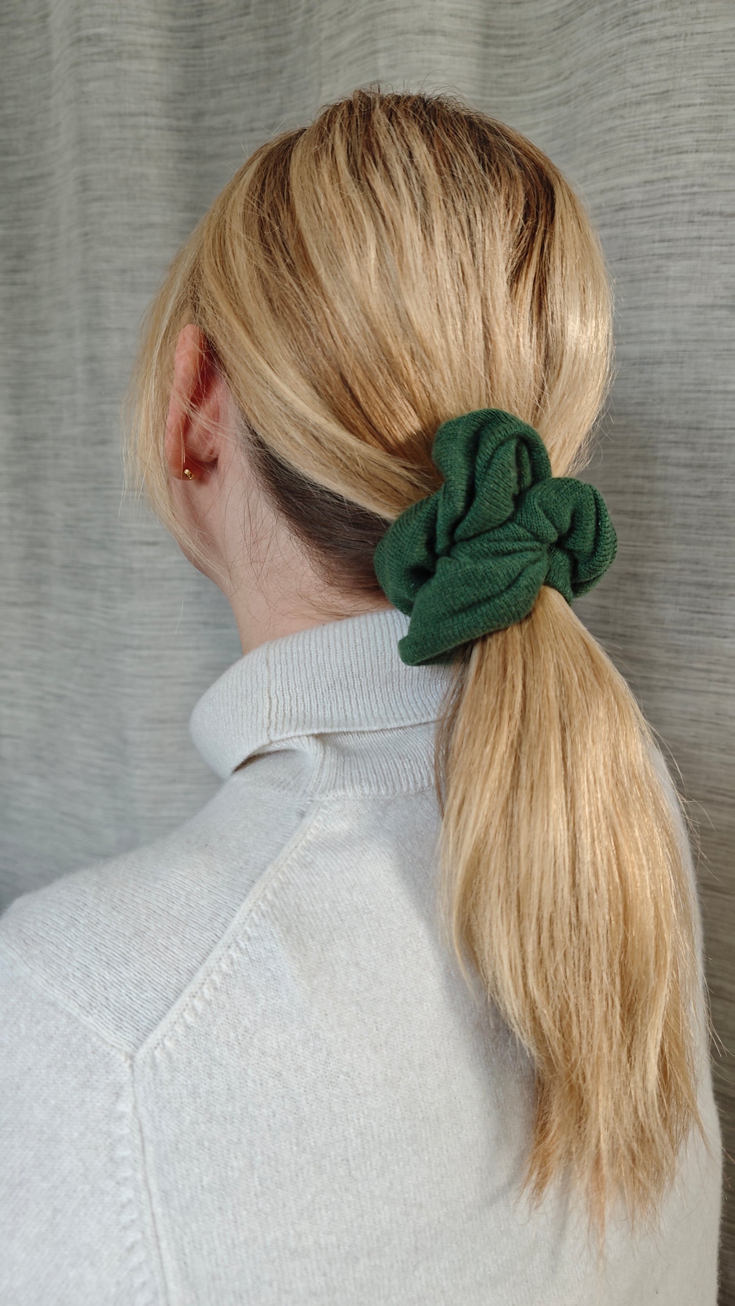 Scrunchie Haargummi aus Upcycling Kaschmir für Kinder und Erwachsene in Waldgrün