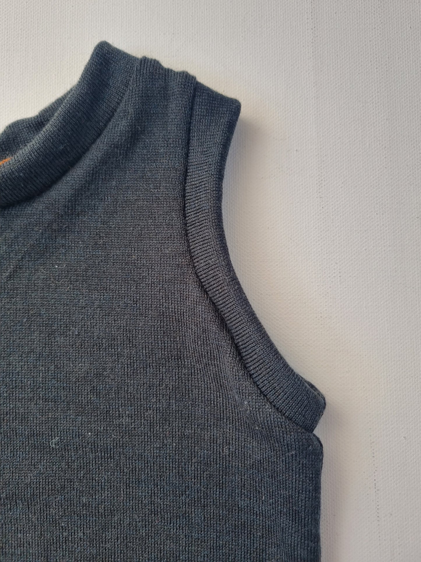 Oberteil Tanktop Pullunder Unterhemd 86/92 aus 100% Upcycling-Wolle in Dunkelgrün
