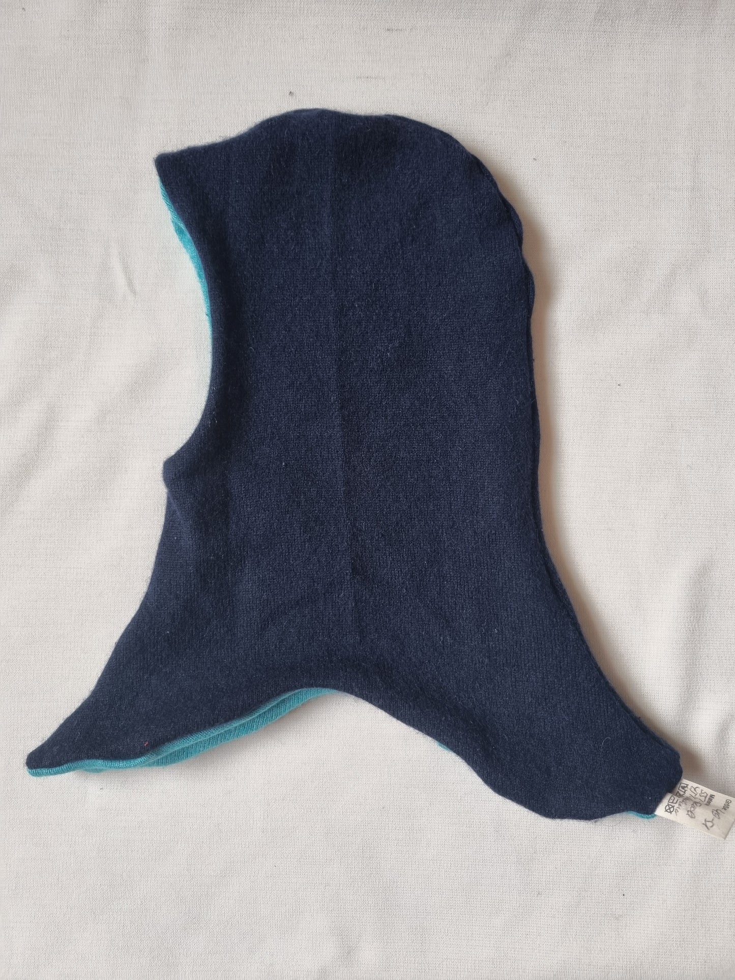 Wende-Schlupfmütze für Kleinkinder KU 49-51 aus Upcycling Seide & Kaschmir in Türkis und Dunkelblau