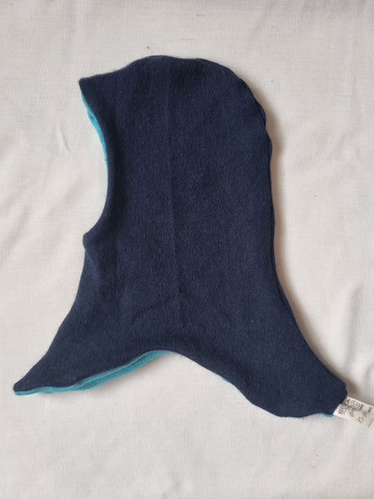 Wende-Schlupfmütze für Kleinkinder KU 49-51 aus Upcycling Seide & Kaschmir in Türkis und Dunkelblau